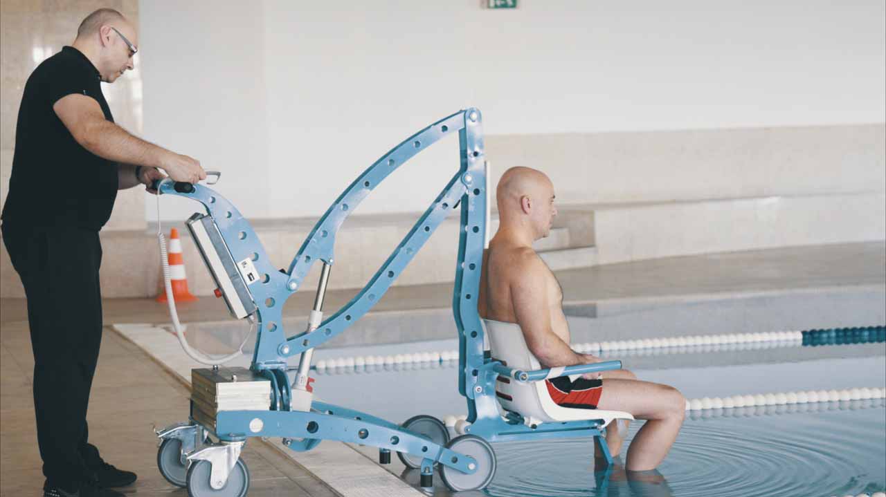 Location d'un élévateur mobile pour piscine Écopool, pour handicapé