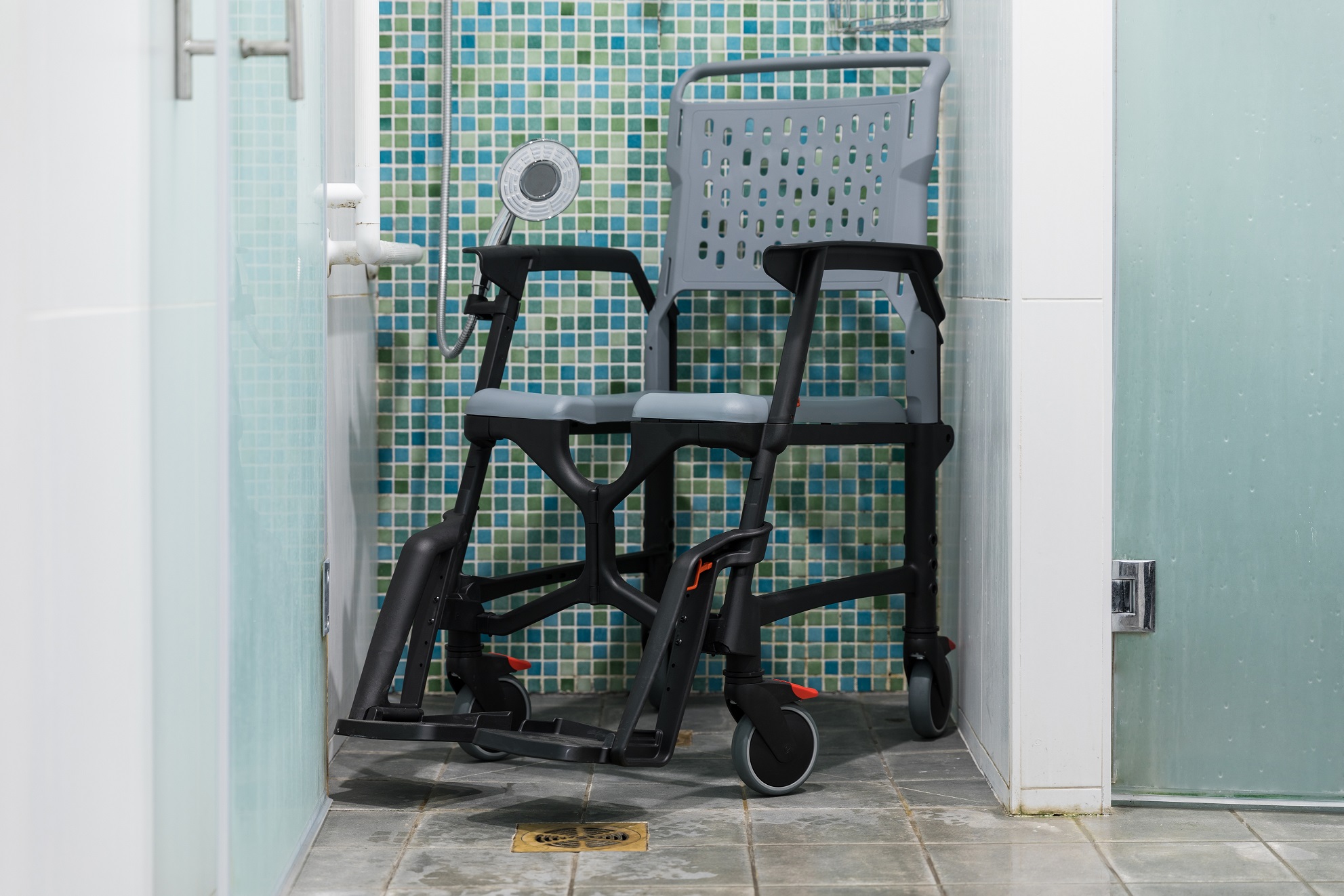 Location de fauteuil de douche Bathmobile pmr ou personne handicapée